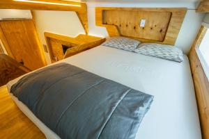 Ένα ή περισσότερα κρεβάτια σε δωμάτιο στο Green Garden Foz - Casas e Lofts em um Bosque