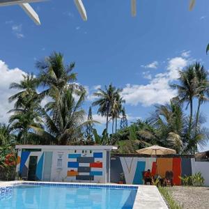 ein Swimmingpool mit Palmen und einem Gebäude in der Unterkunft Villa Teolita in Toledo City