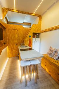 Η κουζίνα ή μικρή κουζίνα στο Green Garden Foz - Casas e Lofts em um Bosque