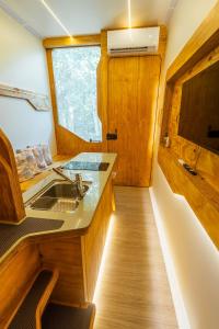 una pequeña cocina con fregadero y fregadero en Green Garden Foz - Casas e Lofts em um Bosque, en Foz do Iguaçu