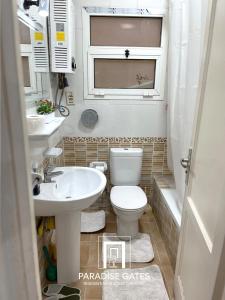 une petite salle de bain avec toilettes et lavabo dans l'établissement Paradise Gates Madinaty, à Madinaty 25 autres photos