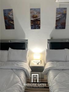 deux lits côte à côte dans une chambre dans l'établissement Paradise Gates Madinaty, à Madinaty