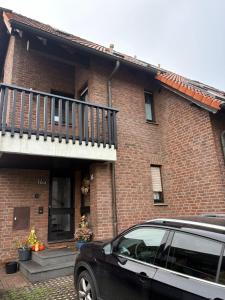 a car parked in front of a brick house at Ferienwohnung Werne in Werne an der Lippe