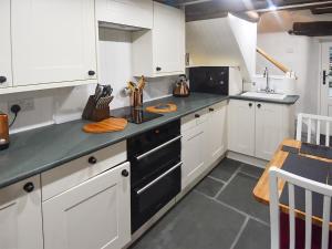 O bucătărie sau chicinetă la Field House Cottage - Uk12573