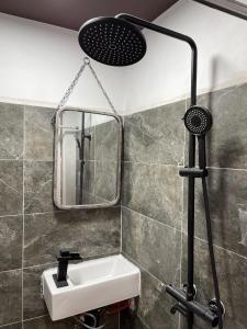 a bathroom with a sink and a mirror at Chambre de répit au bord de l'eau in Chambly