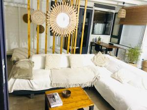 un salon avec un canapé blanc et une table dans l'établissement Maison zen, à Goyave