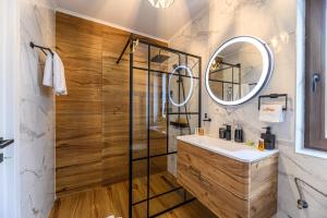 a bathroom with a sink and a shower at Ama Garden Spa Apartment Busteni in Buşteni