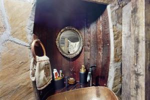 Koupelna v ubytování Old Hickory Hideout + 14 fotografií