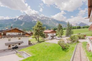 een luchtzicht op een dorp met een berg bij Casa Verocai - Mountain View Terrace & Parking in Cortina dʼAmpezzo