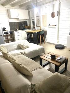 - un salon avec deux canapés blancs et une table dans l'établissement Maison zen, à Goyave