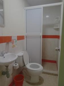 a bathroom with a toilet and a sink at Apartamento central Yahweh in San Andrés