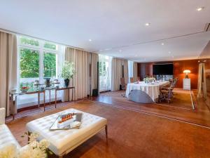 Posezení v ubytování Hôtel Le Royal Monceau Raffles Paris