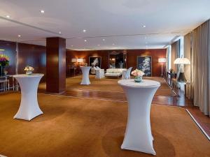 Posezení v ubytování Hôtel Le Royal Monceau Raffles Paris + 189 fotografií