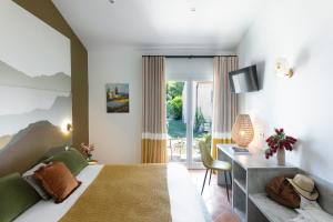 a bedroom with a bed and a desk in a room at San Giovanni in Porto-Vecchio
