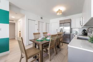 Η κουζίνα ή μικρή κουζίνα στο Stylish 2BR 2BA, Near Miami and FTL, Free Parking