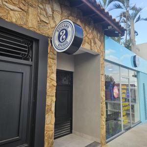 un cartel en el costado de un edificio en Zuccaro Studio 1, en Bauru