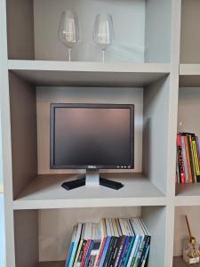 ブラジリアにあるStudio 415 Sul - TOKIOの本棚に置かれた本の中のテレビ