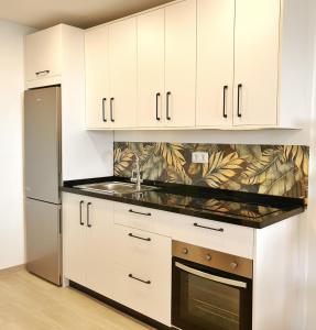 Η κουζίνα ή μικρή κουζίνα στο Salt & Serenade Modern Ocean View Apartment with Pool in Bajamar