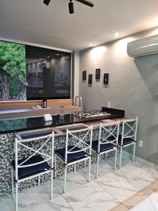 ブラジリアにあるStudio 415 Sul - TOKIOのキッチン(デスク付)、大きな窓が備わります。