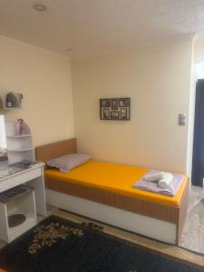 una habitación pequeña con una cama y un escritorio en Mostar Dream, en Mostar