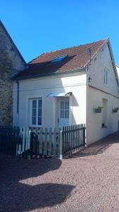 a white house with a fence in front of it at Au Nid Douillet in Gilocourt +11 photos