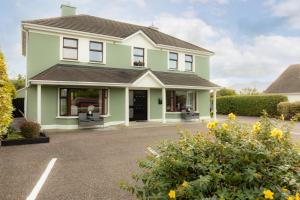 ein Gewächshaus mit Einfahrt in der Unterkunft Killaran House in Killarney
