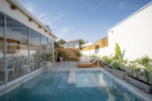 a swimming pool in the backyard of a house at Olisa Praia Hotel in Maresias