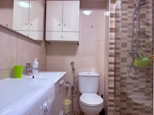 ein Badezimmer mit Toilette, Waschbecken und Dusche in der Unterkunft Garden City in Playa Fañabe + 17 Fotos