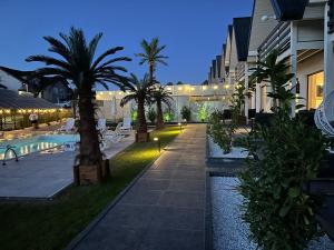 een resortbinnenplaats met palmbomen en een zwembad bij Sunny Baltic in Jarosławiec