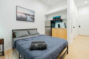 Ένα ή περισσότερα κρεβάτια σε δωμάτιο στο Cozy Studio Near Downtown Montreal with Parking