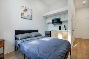Ένα ή περισσότερα κρεβάτια σε δωμάτιο στο Cozy Studio Near Downtown Montreal with Parking