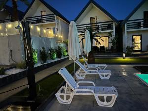 2 ligstoelen en een parasol op een patio bij Sunny Baltic in Jarosławiec +83 foto's