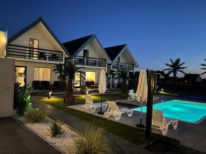 een huis met een zwembad ervoor bij Sunny Baltic in Jarosławiec