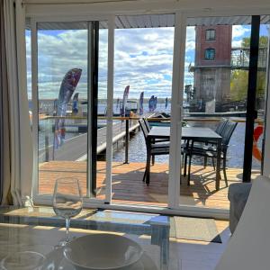 a kitchen with a table and a view of the water at Yacht Club de Trois-Rivières 2 - Maison flottante in Trois-Rivières