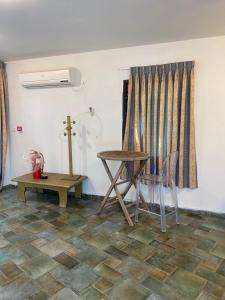 a room with a table and a chair and a desk at יחידות ספיר in Ani'am
