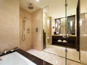Ванная комната в Fairmont Jakarta