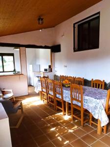 a dining room with a table and chairs and a television at Casa Rural Las Gesillas in Arenas de San Pedro