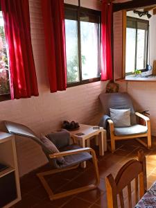 a living room with a chair and a table at Casa Rural Las Gesillas in Arenas de San Pedro