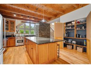 Gallery image of Vermont Mountainside Ski Chalet with Sauna, Gym, Near Stowe in Richmond +49 photos