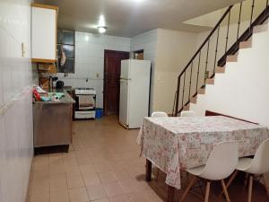 Una cocina con una mesa con sillas y un refrigerador. en Casa Centro Santiago, en Santiago del Estero 9 fotos más