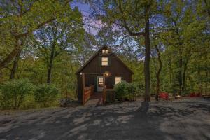 una piccola cabina nel bosco con alberi di Quiet Loft Chalet near Bryce w Hot Tub & Fire Pit a Basye