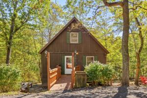 una casetta nel bosco con un portico di Quiet Loft Chalet near Bryce w Hot Tub & Fire Pit a Basye