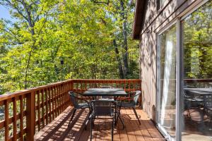 un patio con tavolo e sedie su un ponte di Quiet Loft Chalet near Bryce w Hot Tub & Fire Pit a Basye
