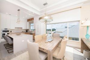 kuchnia i jadalnia z drewnianym stołem i krzesłami w obiekcie Beachcomber 36 w mieście George Town