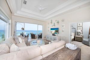 salon z dużą kanapą i stołem w obiekcie Beachcomber 36 w mieście George Town