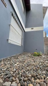 玛德琳港Casa Paso的有窗户和岩石地板的建筑物