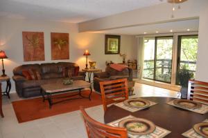 un soggiorno con un divano e un tavolo di 169 Cordero Lane a Hot Springs Village