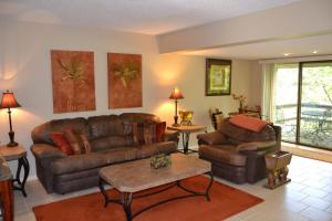 un soggiorno con divano e sedie in pelle di 169 Cordero Lane a Hot Springs Village Altre 9 foto