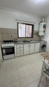 玛德琳港Casa Paso的带炉灶和水槽的厨房