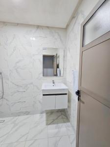 Bilik mandi di Central Agadir Apartment with WiFi Parking and Walkable Location +10 gambar